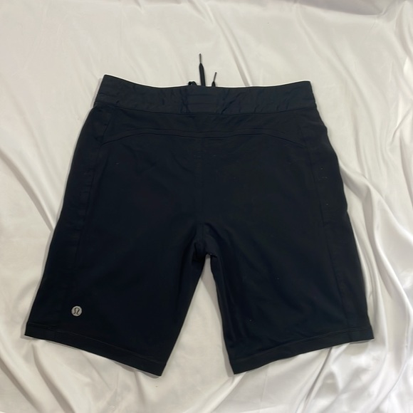 Lululemon Bermuda Shorts black - see measurements below - Picture 2 of 6